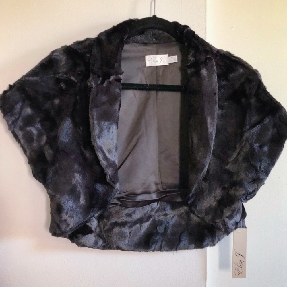 New Eliza J Fur Capulet Capes Black/ White C02
